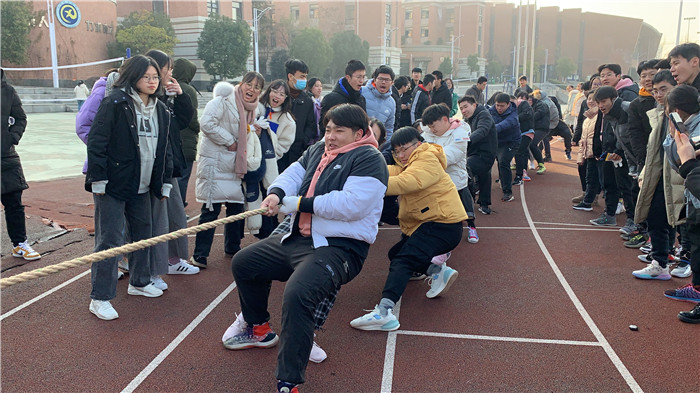 高三級部：凝心聚力拔河賽  辭舊迎新戰(zhàn)一模(圖1)