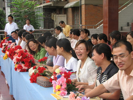 合肥七中2007年新學(xué)年開學(xué)典禮上畢業(yè)生、家長向老師們敬獻(xiàn)鮮花