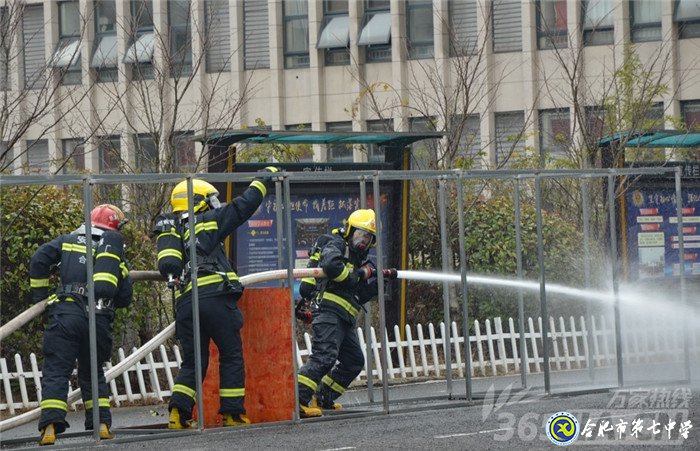 萬家熱線：平安度寒假 合肥七中學(xué)生零距離體驗消防員生活（組圖）(圖1)