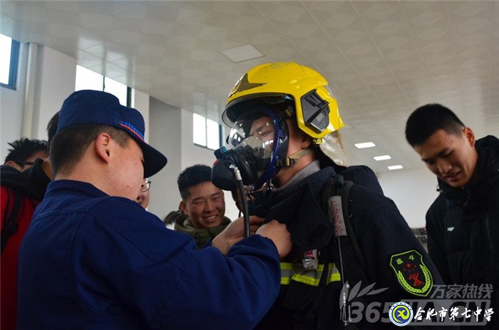 萬家熱線：平安度寒假 合肥七中學(xué)生零距離體驗消防員生活（組圖）(圖2)