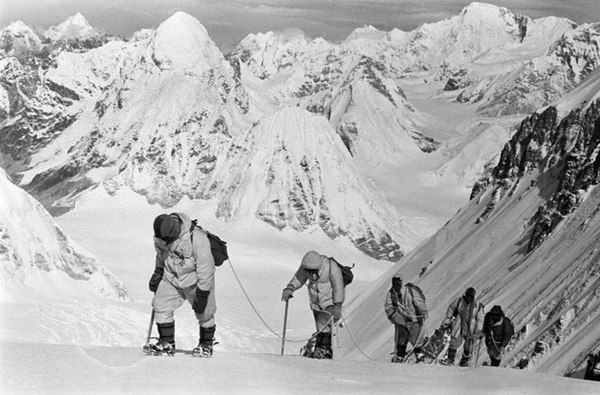 △1960年5月，中國(guó)登山隊(duì)隊(duì)員在海拔7150米的冰雪坡上行進(jìn).png