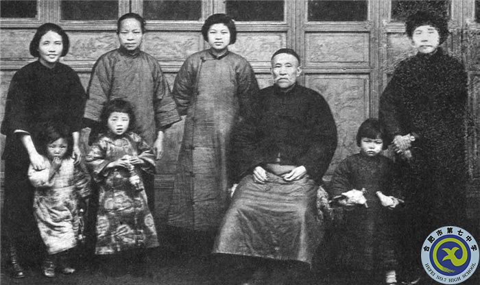 △1927年3月，向警予從莫斯科學(xué)習(xí)回國，從廣州趕赴武漢，途經(jīng)長(zhǎng)沙時(shí)看望了蔡家親人和兩個(gè)孩子，這也是唯一一張全家合照。前排左一為蔡博，左二為蔡妮，后排左一為向警予。（向警予同志紀(jì)念館提供）.jpg