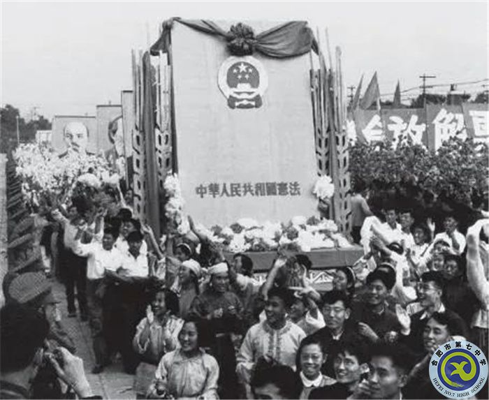 △1954年國慶節(jié)，游行群眾抬著《中華人民共和國憲法》模型通過天安門.jpg