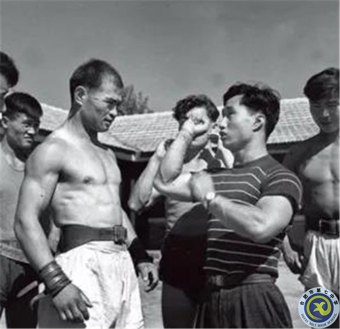 △1959年，在第一屆全國運動會上，陳鏡開（右二）為新疆運動員講解技術(shù)動作.jpg